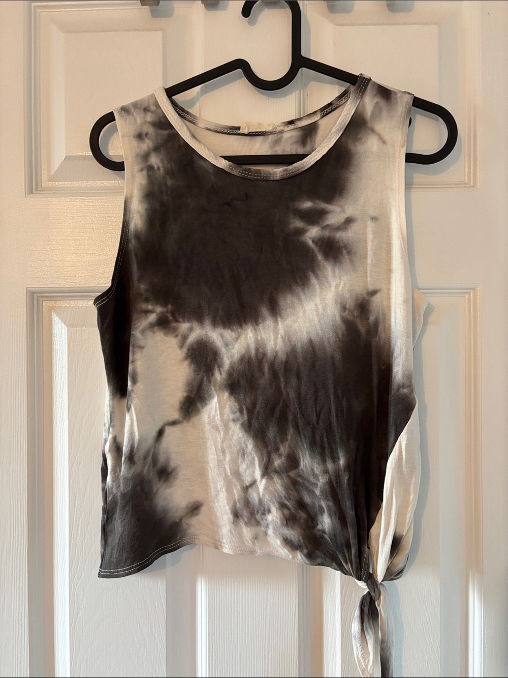 ❤️Olivia Rae Black & White Tie-Dye Side Knot Tank